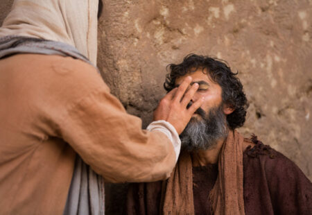 Tại sao Đức Giê-su nhổ nước miếng xuống đất, trộn thành bùn và xức vào mắt người mù?
