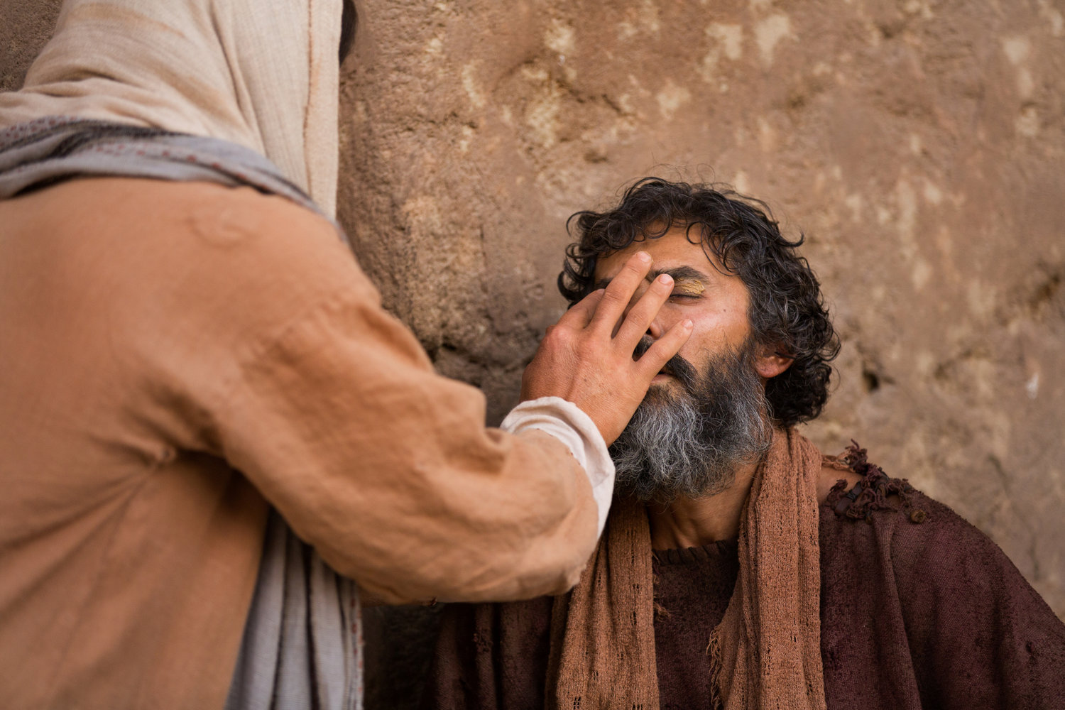 Tại sao Đức Giê-su nhổ nước miếng xuống đất, trộn thành bùn và xức vào mắt người mù?