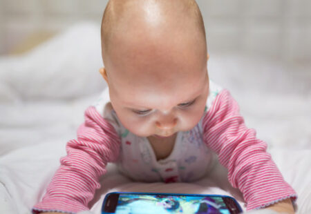 Cha mẹ sử dụng thiết bị điện tử có thể ảnh hưởng đến trẻ như thế nào?