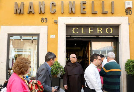 Người thợ may của ba đời giáo hoàng