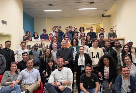 CA ĐOÀN CÓ CẦN MẶC ĐỒNG PHỤC (ÁO CHOÀNG) KHÔNG, HAY CHỈ CẦN TRANG PHỤC LỊCH SỰ, ĐỨNG ĐẮN LÀ ĐỦ? CÓ QUY ĐỊNH NÀO VỀ TRANG PHỤC CA VIÊN KHÔNG?