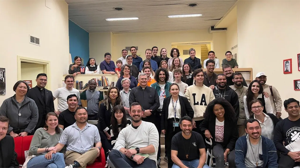 CA ĐOÀN CÓ CẦN MẶC ĐỒNG PHỤC (ÁO CHOÀNG) KHÔNG, HAY CHỈ CẦN TRANG PHỤC LỊCH SỰ, ĐỨNG ĐẮN LÀ ĐỦ? CÓ QUY ĐỊNH NÀO VỀ TRANG PHỤC CA VIÊN KHÔNG?