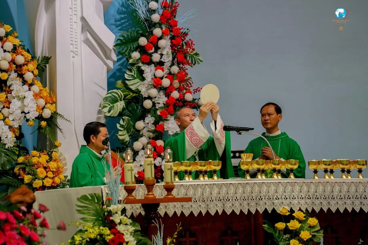 KHAI MẠC TUẦN TRIỂN LÃM “PHÉP LẠ THÁNH THỂ TRÊN THẾ GIỚI – DẤU ẤN ĐỨC TIN CỦA THÁNH CARLO ACUTIS” TẠI TRUNG TÂM HÀNH HƯƠNG ĐỨC MẸ NÚI CÚI