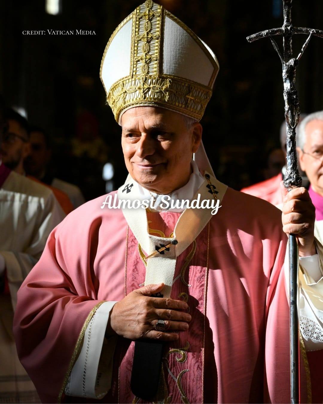 TẠI SAO LINH MỤC LẠI MẶC MÀU HỒNG VÀO CHÚA NHẬT?