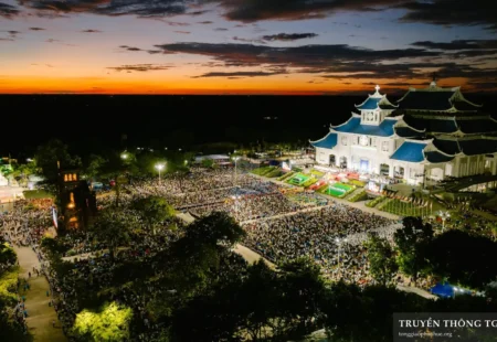 GẦN 150.000 NGƯỜI THAM DỰ CUỘC RƯỚC KIỆU VÀ THÁNH LỄ ĐẠI TRIỀU KÍNH TRỌNG THỂ ĐỨC MẸ HỒN XÁC LÊN TRỜI